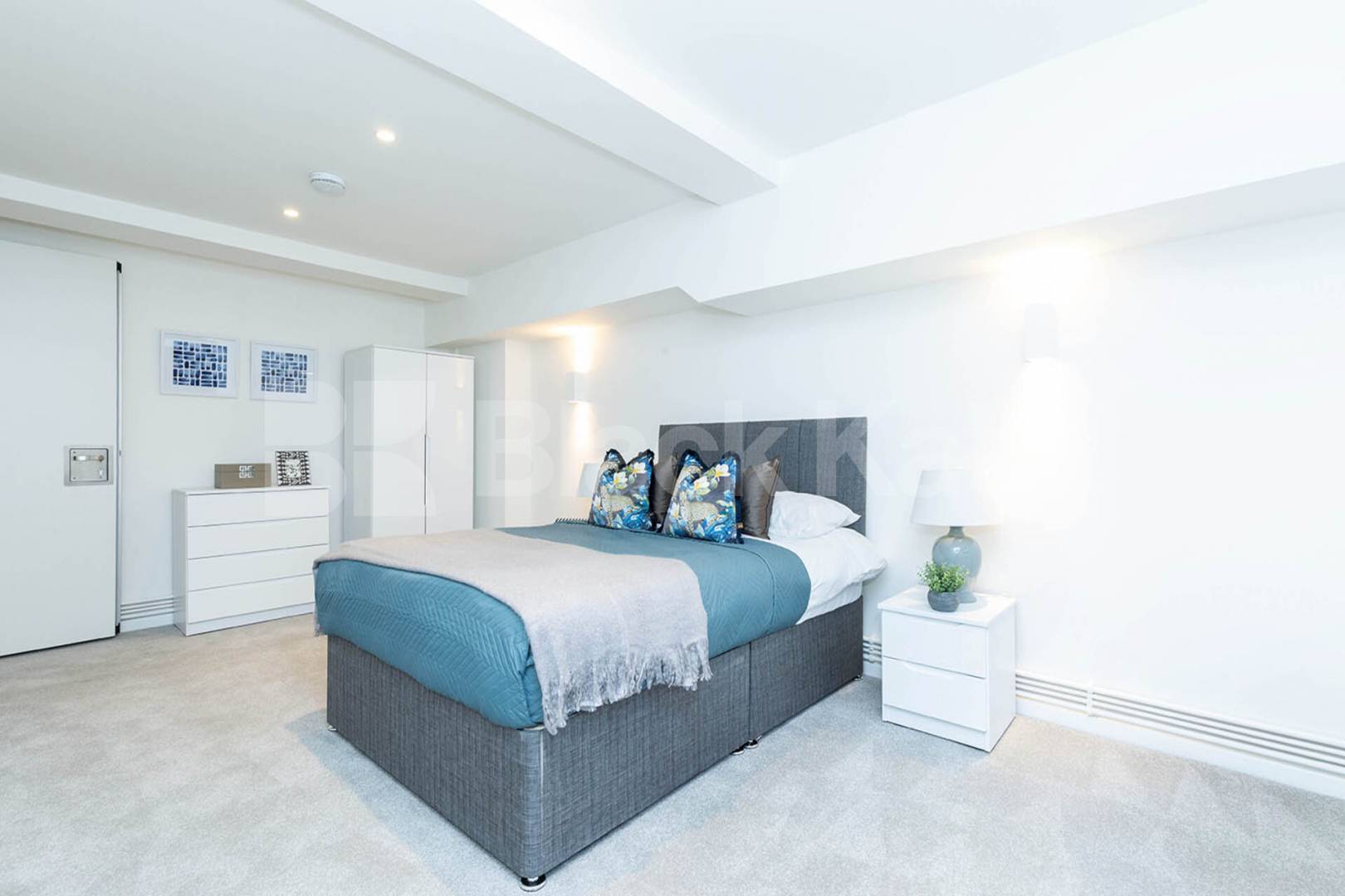 spacious 1 bedroom warehouse conversion with bi folding partition wall Tyssen Street - Springfield House, Dalston